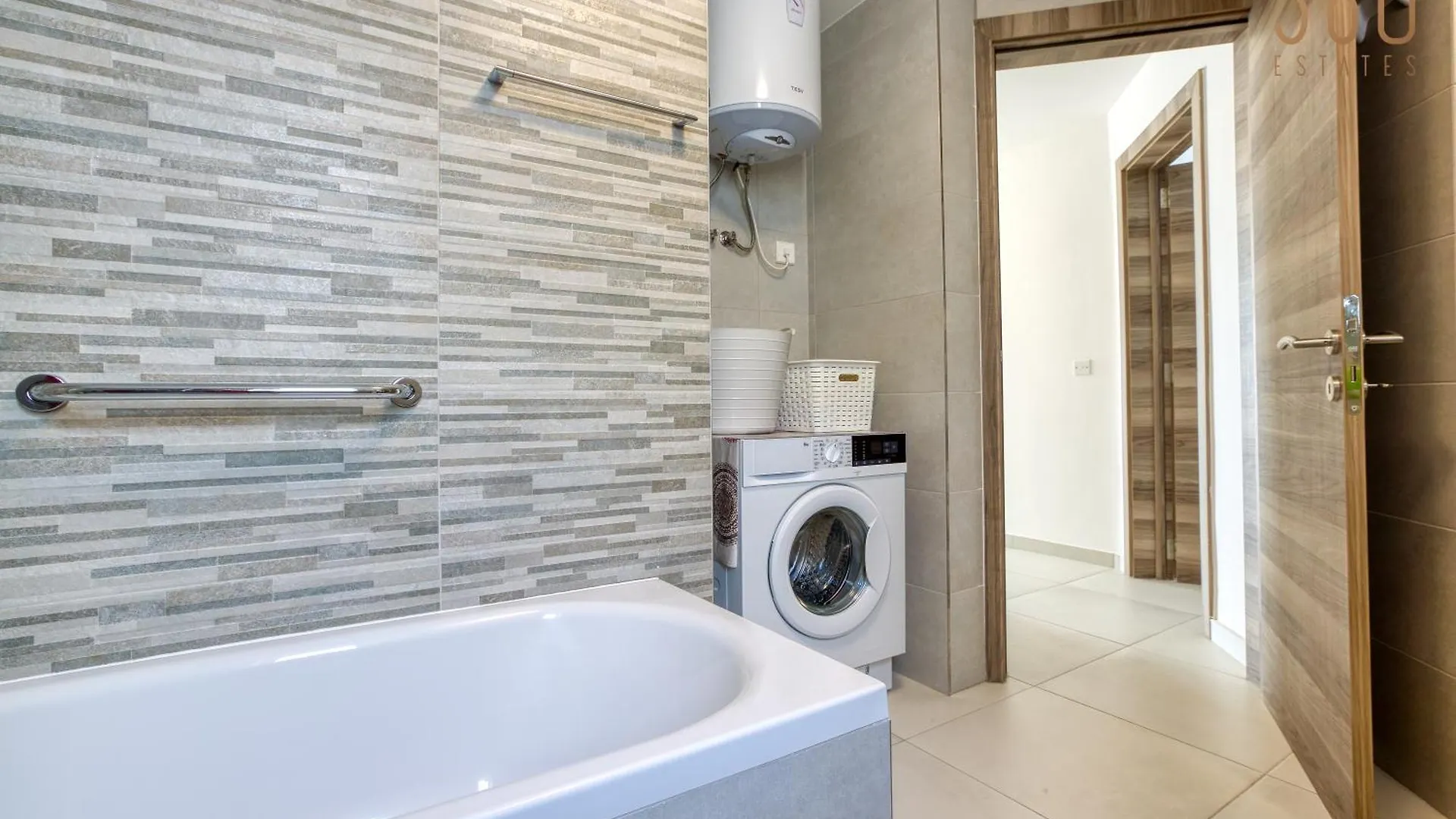 Sunny 2Br Penthouse With Spacious Rooftop Terrace By 360 Estates San Gwann Apartment