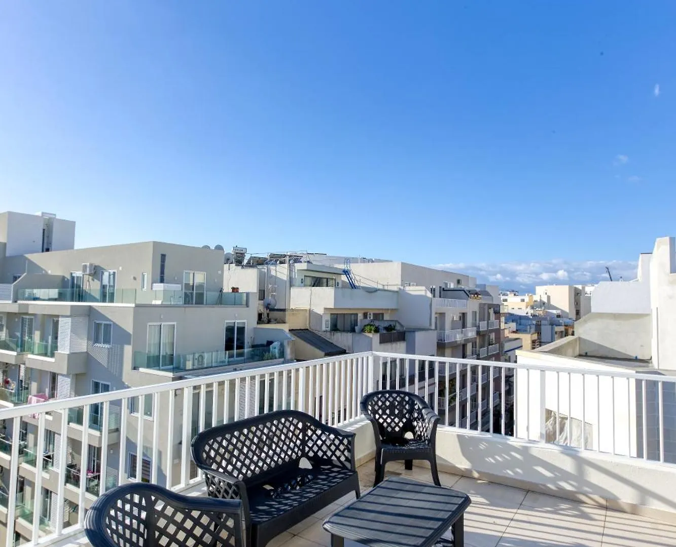 Sunny 2Br Penthouse With Spacious Rooftop Terrace By 360 Estates location